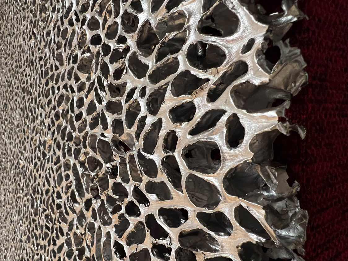Alluminio, tessuti e materiali fonoassorbenti: la serie Magma