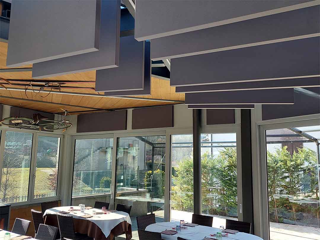 Pannelli fonoassorbenti Baffle a soffitto per ristorante pizzeria La Ruota Selvino Bergamo