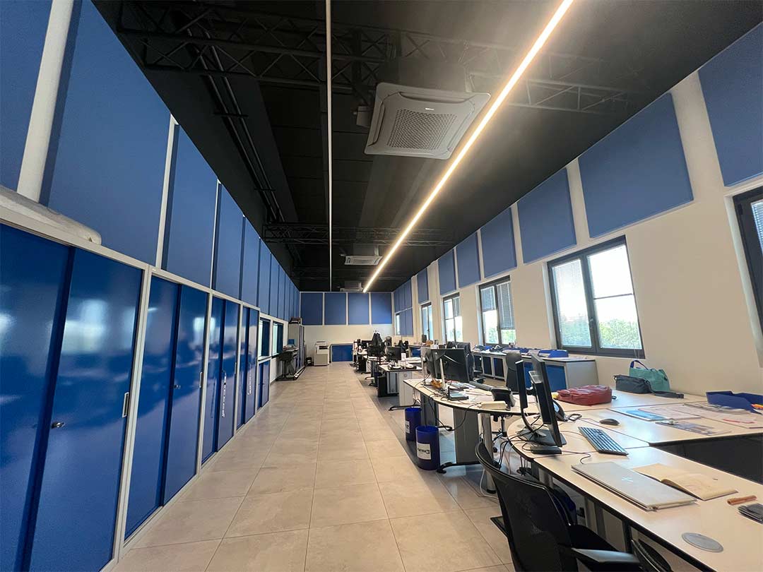 Pannelli fonoassorbenti per uffici Open Space Sabiana. AkuPan a parete e Exter a soffitto